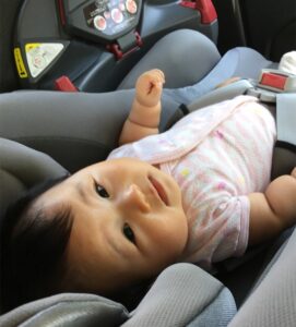 チャイルドシートでくつろぐ娘