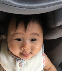 チャイルドシートで過ごす娘