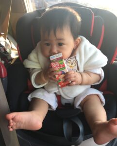 ディアターンプラスでジュースを飲む娘