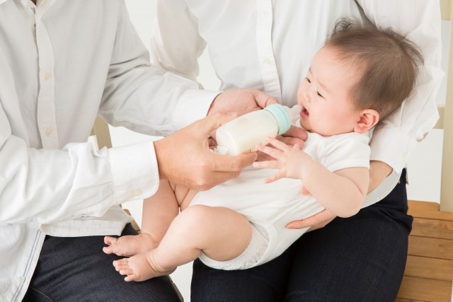 哺乳瓶で授乳する