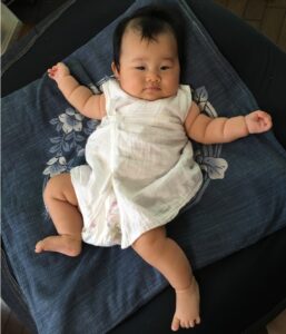 完全母乳で成長中の娘