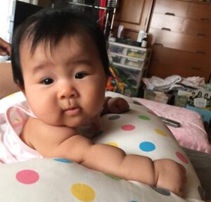 娘が寝返って動くようになった