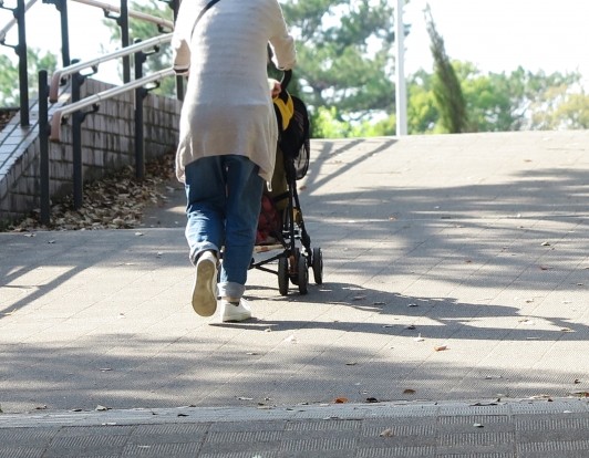 進むベビーカー