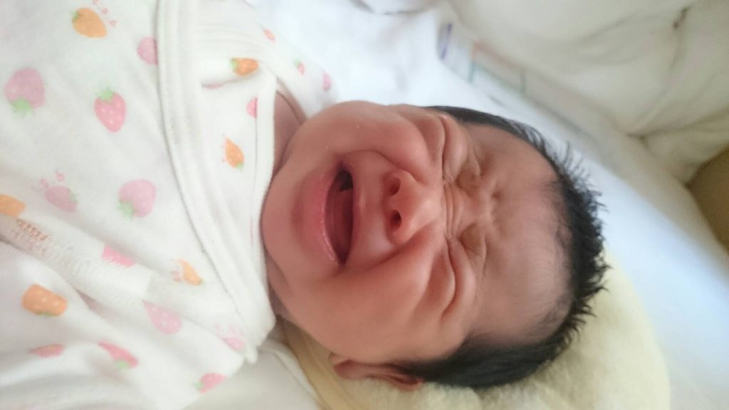 おむつ交換してほしくて泣く娘