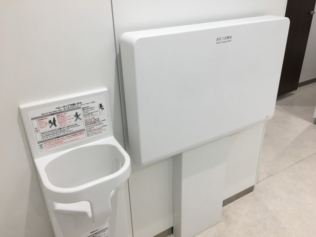 おむつ交換台とベビーチェア