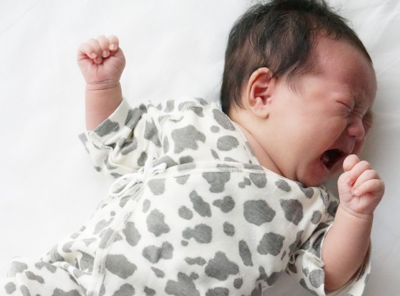 泣く赤ちゃん