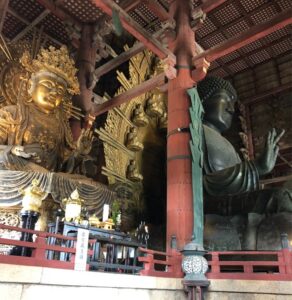 奈良公園の大仏殿の中