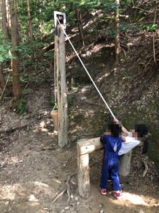 左うちわを楽しむ子供たち