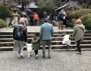 観心寺の本堂に向かう階段
