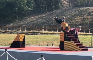 猿回しの2メートル越え階段ジャンプ