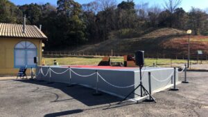 ハーベストの丘の猿回し会場