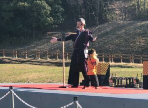 猿回しで刀の上をジャンプ