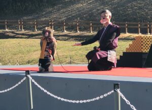 猿回しの撮影用ポーズ