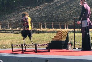 猿回しの竹馬ジャンプ