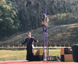 猿回しで2メートル越えの竹馬